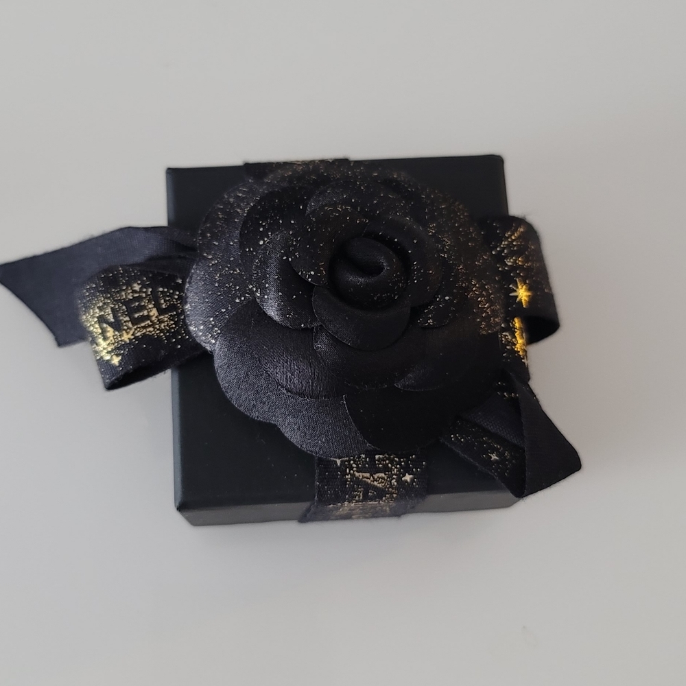🦋Chanel🦋 CC Stud Earrings - Picture 9 of 10